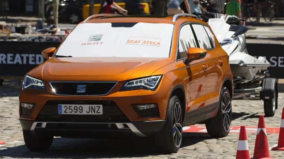 ¿Se puede conducir un Seat Ateca a ciegas? (vídeo)