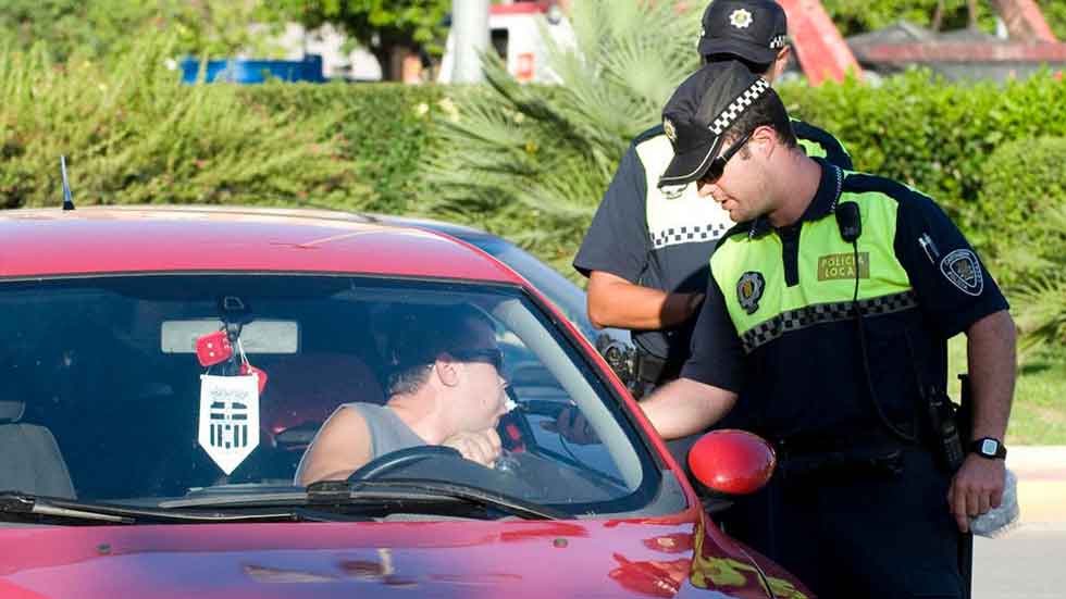 Conductor sin carné, borracho y con joyas presuntamente robadas