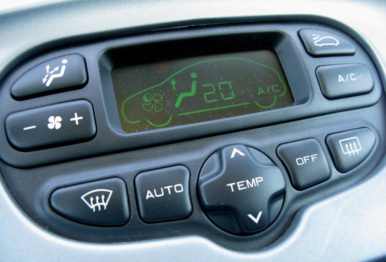 ¿Influye el aire acondicionado del coche en los reflejos del conductor?