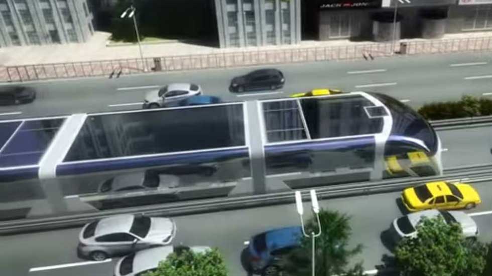 Ya circula el autobús que pasa por encima de los coches (vídeo y fotos)