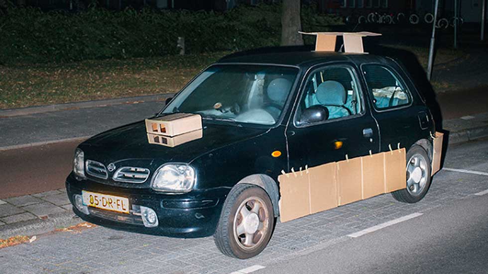 Coches tuneados con cartones, la locura de un fotógrafo