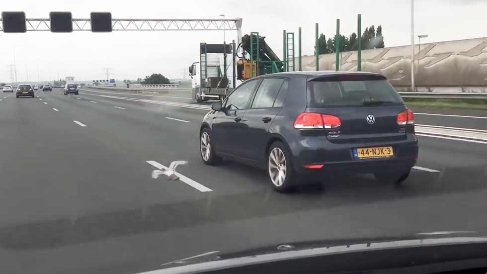 La paloma con "turbo" que adelanta a todos los coches (vídeo)