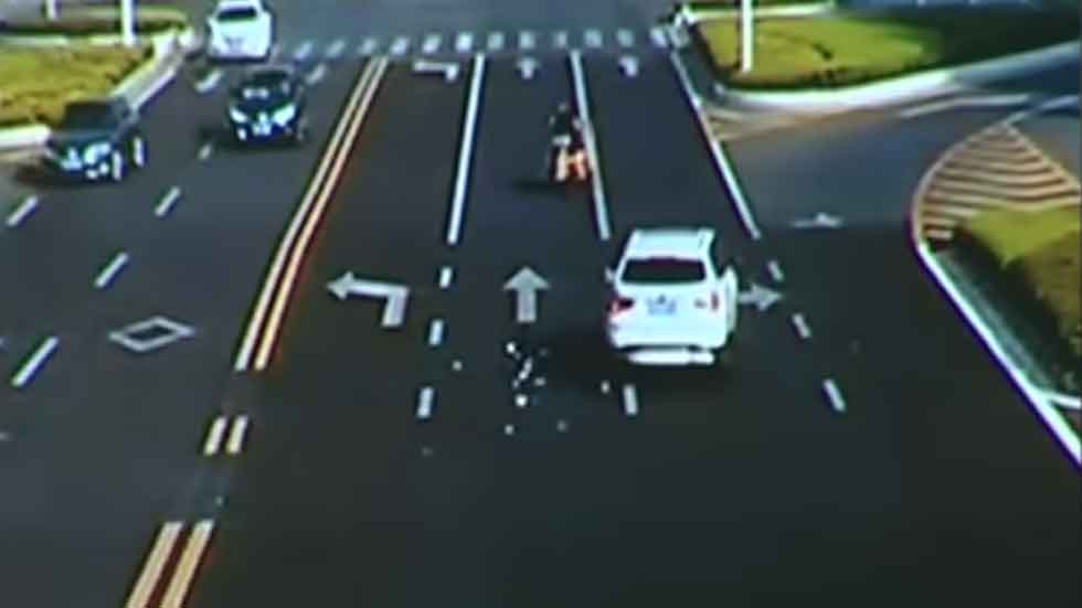 ¿Te imaginas que se te caen 2.700 euros a la carretera? Así actúan los transeúntes (vídeo)