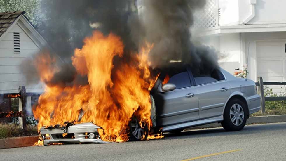 ¿Por qué puede salir ardiendo un coche? Causas y soluciones