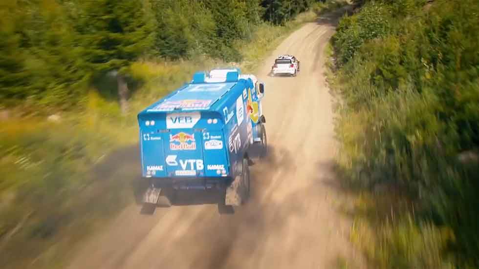 ¿Qué es más rápido: un coche de rallyes o un camión del Dakar? (Vídeo)