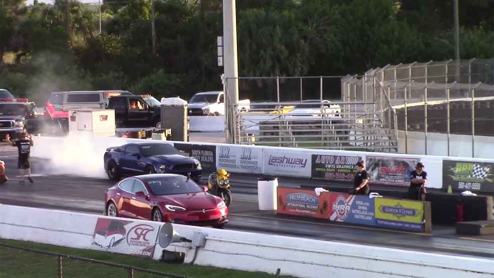 Carreras de aceleración: así 'fulmina' un Tesla a un Mustang y un Corvette (vídeo)