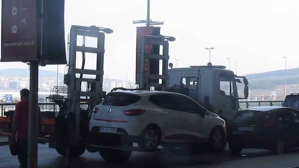 La grúa que se lleva los coches mal aparcados en 60 segundos (vídeo)