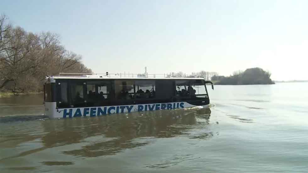 El primer autobús anfibio recorre calles y aguas (vídeo)