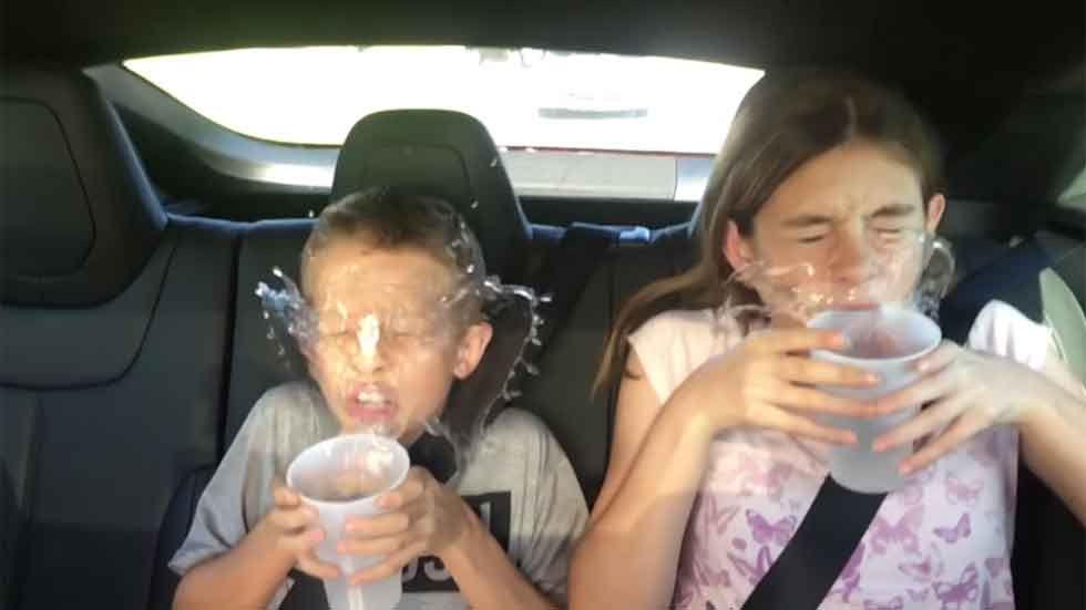¿Es posible beber agua cuando acelera un Tesla Model S? (Vídeo)