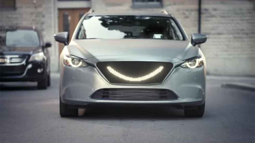 Coches inteligentes que sonríen a los peatones al cruzar (vídeo)