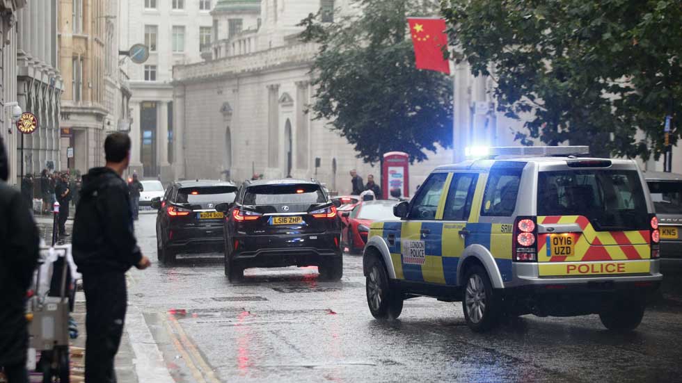 La policía quiere detener los coches por control remoto