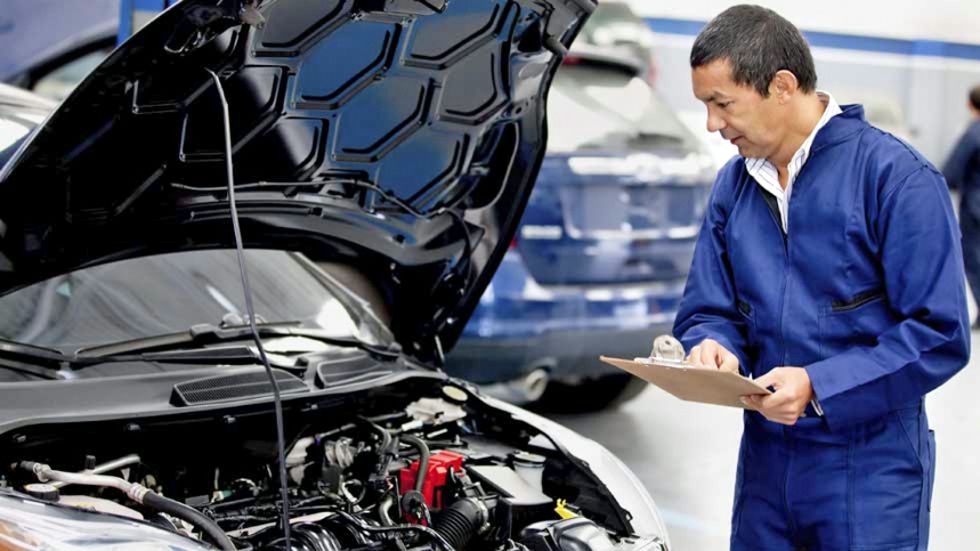 Dudas: cambio de aceite en un coche, ¿cuánto cuesta en uno manual y en uno automático?