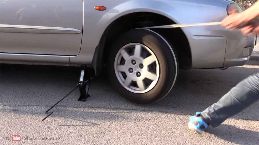 Cómo arrancar un coche con una cuerda y un gato (vídeo)