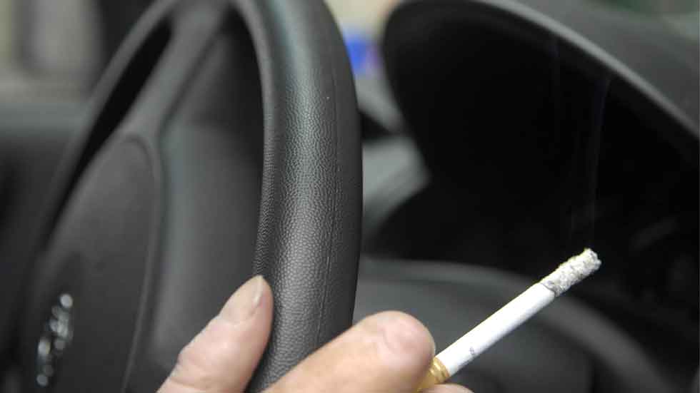 Fumar en el coche con menores, ¿tendrá sanción?