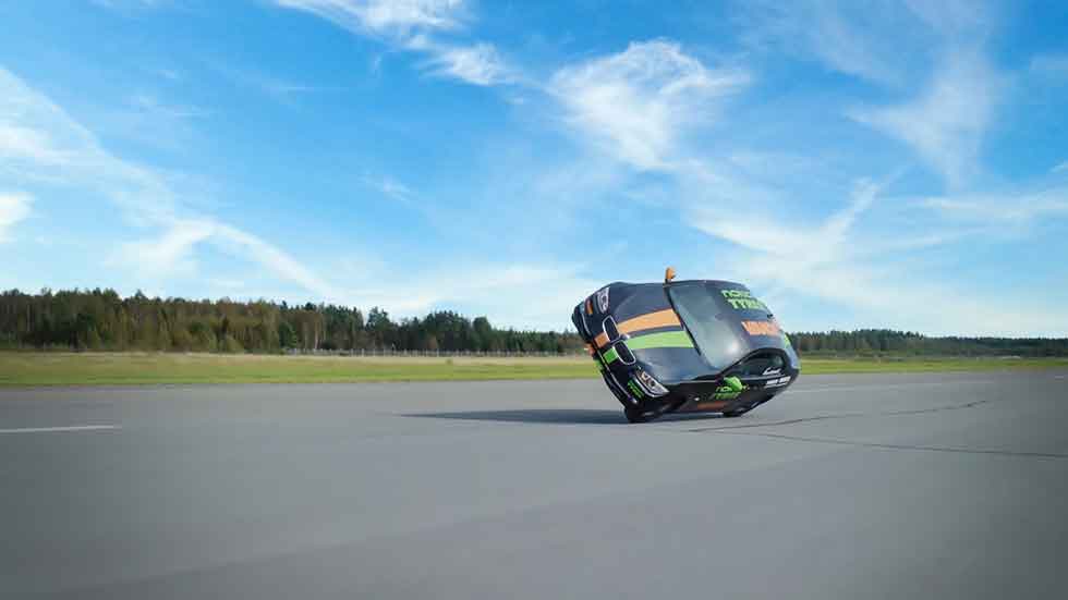 Un BMW consigue el Récord Guinness de velocidad a 2 ruedas: ¡a 186,2 km/h! (Vídeo)