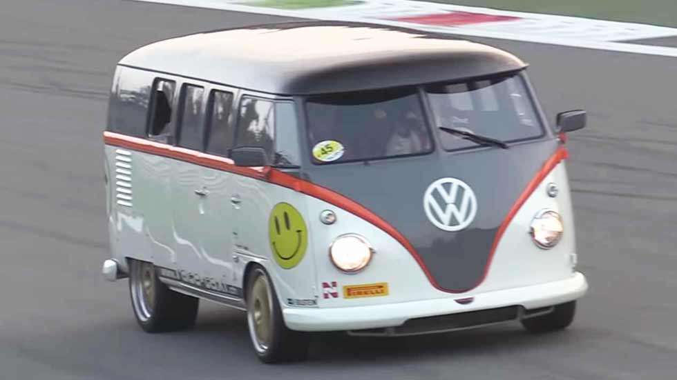 La furgoneta VW T1 más bestia: ¡con motor de Porsche 911! (vídeo y fotos)