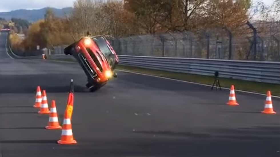 Récord de un Mini Cooper ¡a dos ruedas! en Nürburgring (vídeo)