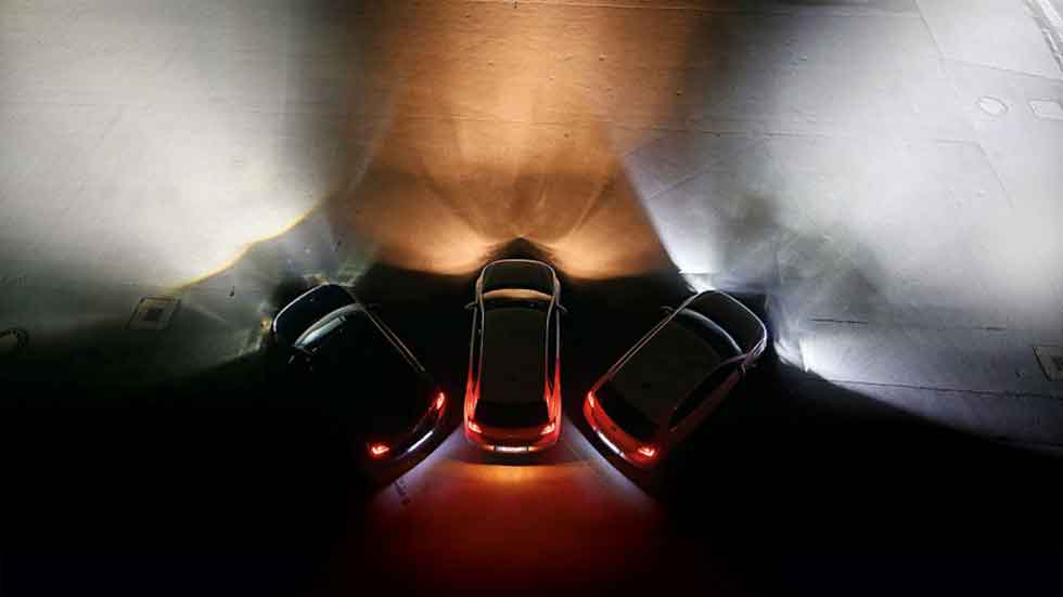 Los coches con luz de día se ven al doble de distancia