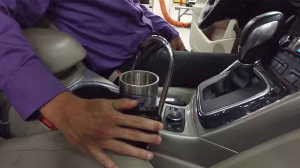 ¿Un grifo en el coche para aprovechar el agua del aire acondicionado? (Vídeo)