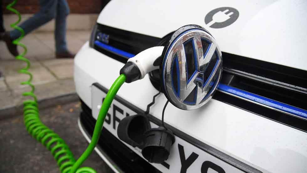 Los coches de gasolina y Diesel saldrán más caros que los eléctricos en 2024