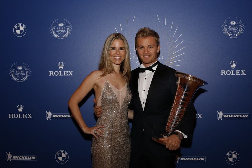 Rosberg recibe el trofeo de campeón... y se despide