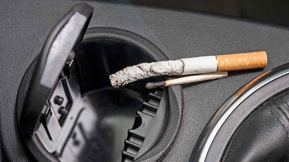 La OMS pide prohibir fumar en el coche con menores