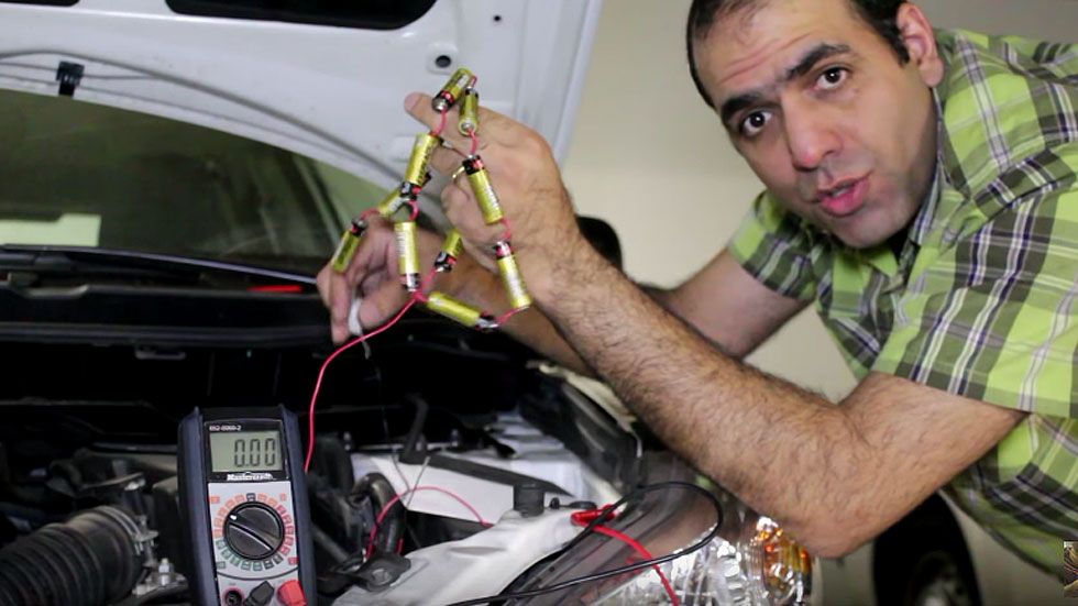 ¿Te has quedado sin batería? Arranca tu coche con unas pilas (vídeo)