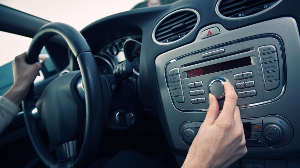 Las ambulancias cortarán la música de tu coche en emergencias