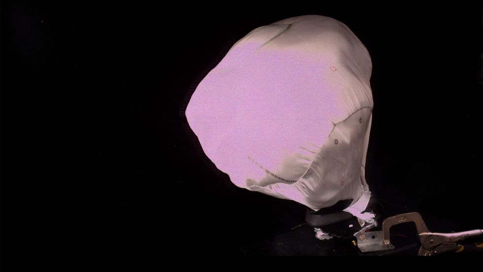 ¡Increíble! Así funciona un airbag, a cámara híper lenta (vídeo)