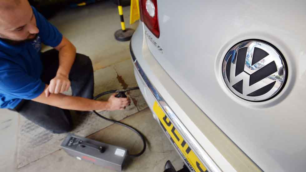 Facua denuncia que la DGT envíe pegatinas de eficiencia a los coches del Dieselgate