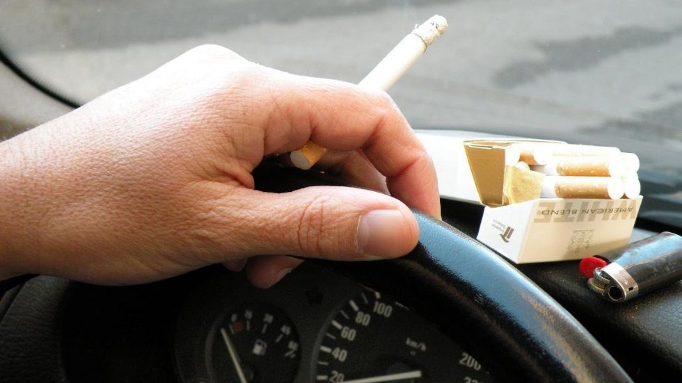 ¡Desmentido! Fumar mientras se conduce no es infracción