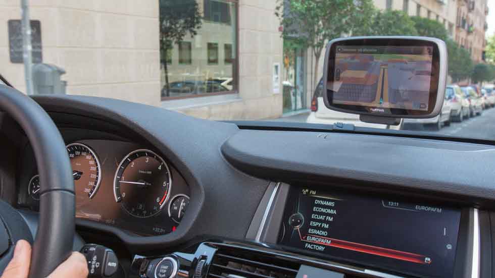 Obligan llevar GPS en los coches para controlarlos… o no puedes repostar