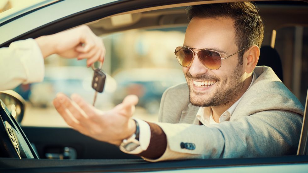 ¿Dónde es más caro y más barato alquilar un coche?