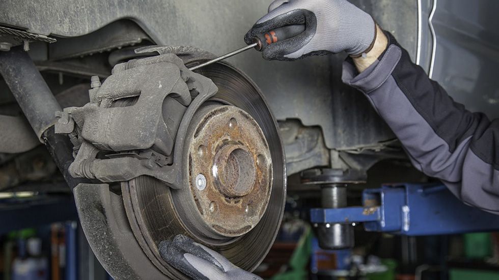 ¿Te atreverías a reparar el coche tú solo?