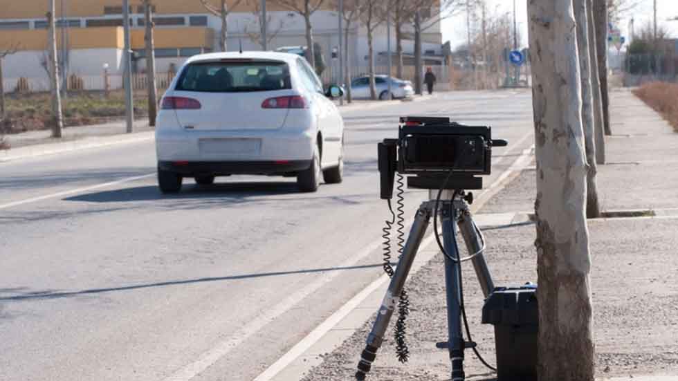 Multa de más de 600 € por fotografiar a policías instalando un radar