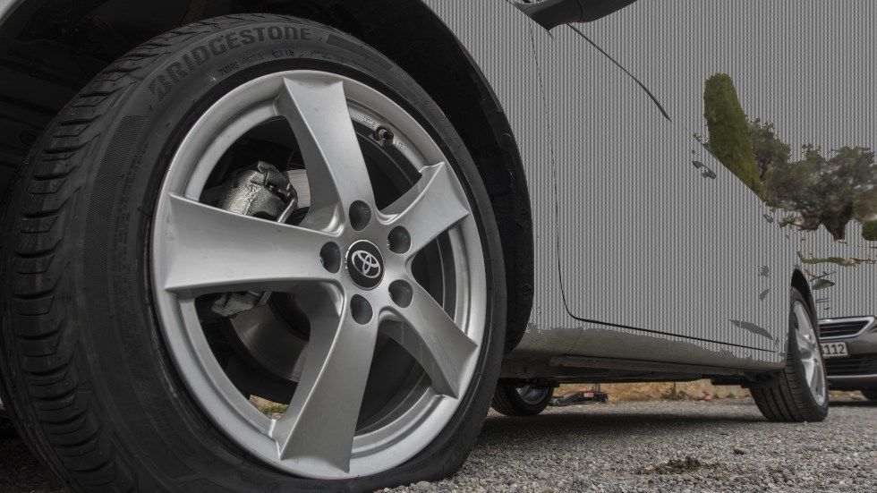 Lo último en robos en coches: la trampa del neumático rajado