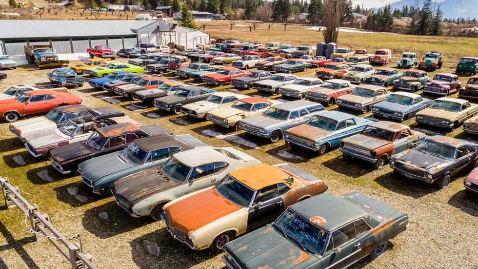 La casa que se vende con más de 300 coches antiguos y clásicos (fotos)
