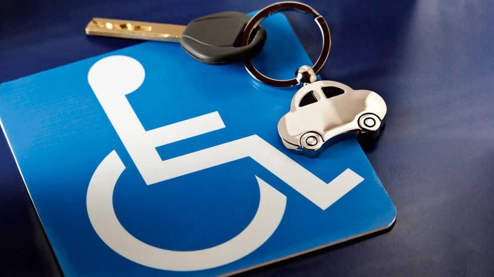 Dudas: ¿se puede conducir un coche de minusválido sin ser el titular del vehículo?