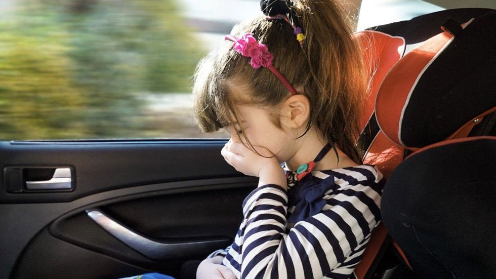 Cómo evitar el mareo en viajes en coche
