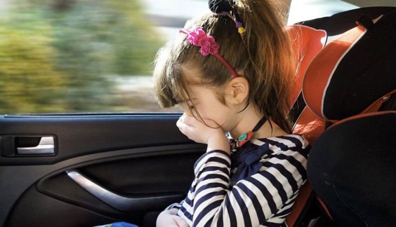 Cómo evitar el mareo en viajes en coche