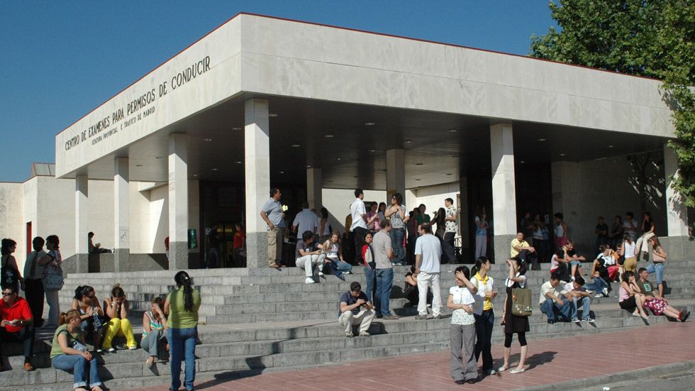 Colapso en la obtención del carné ante la falta de examinadores
