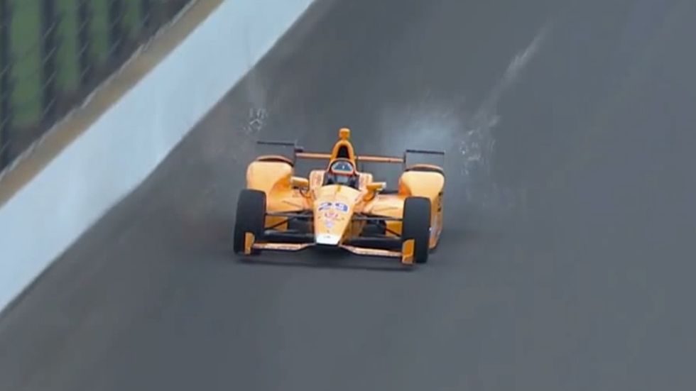 Fernando Alonso, “dos pájaros de un tiro” en Indianápolis (vídeo)