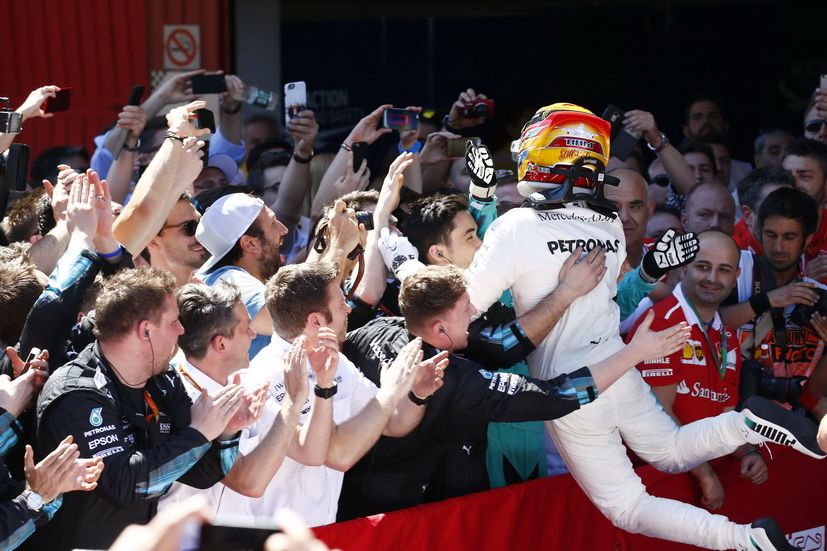 Fórmula 1: Lewis Hamilton no bebe agua en carrera
