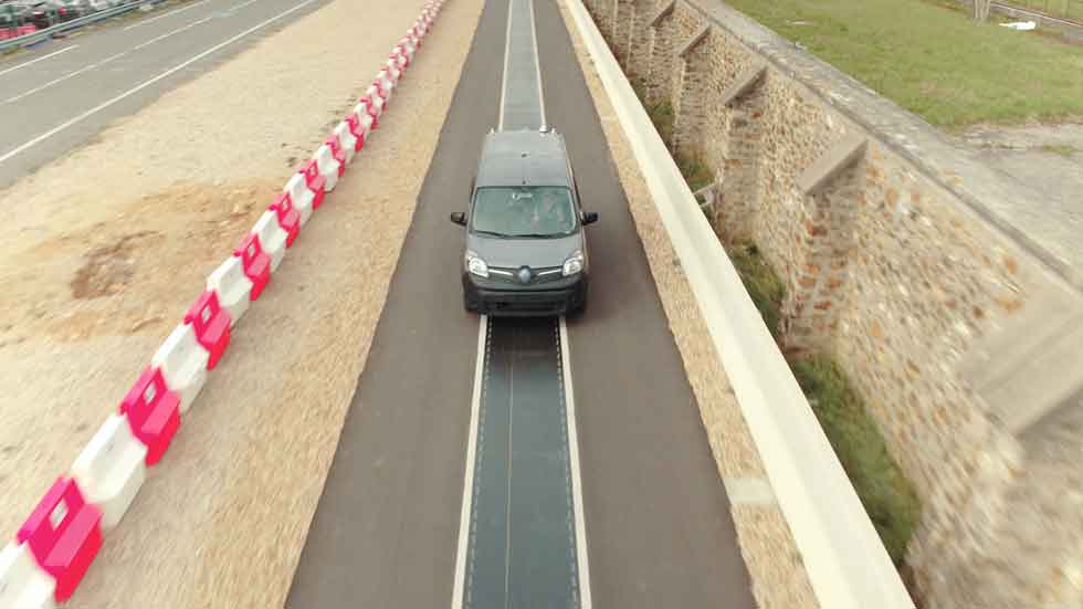Renault ya trabaja en la recarga de coches eléctricos en movimiento