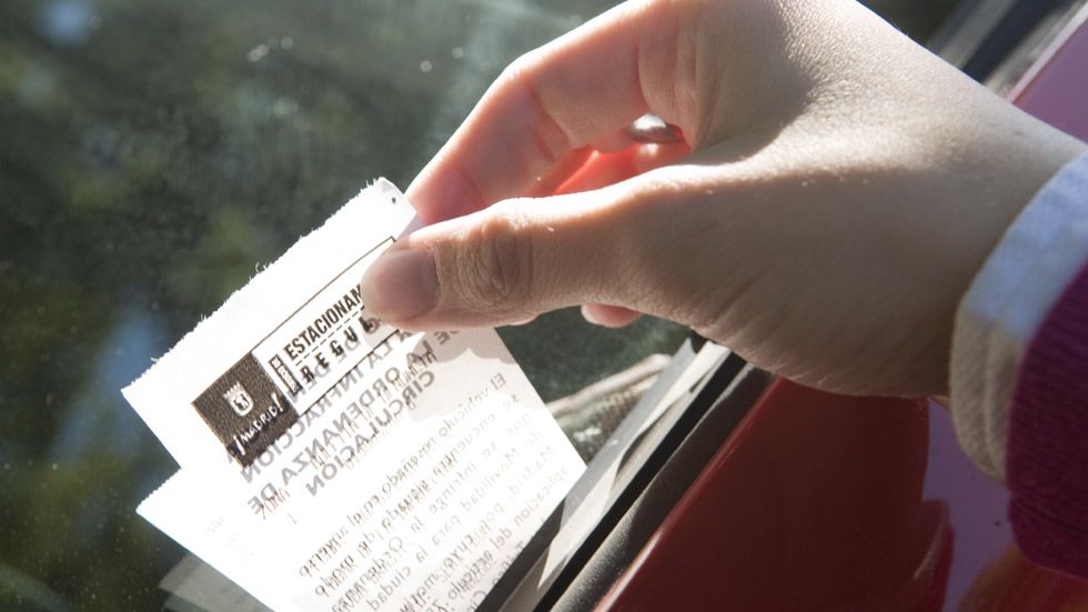 Miles de multas de aparcamiento por error del GPS al pagar con la aplicación