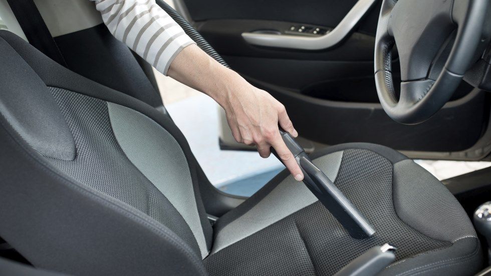 Los mejores consejos para limpiar tu coche casi gratis