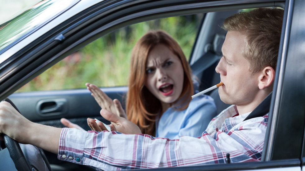 ¿Estás a favor de prohibir fumar en el coche?