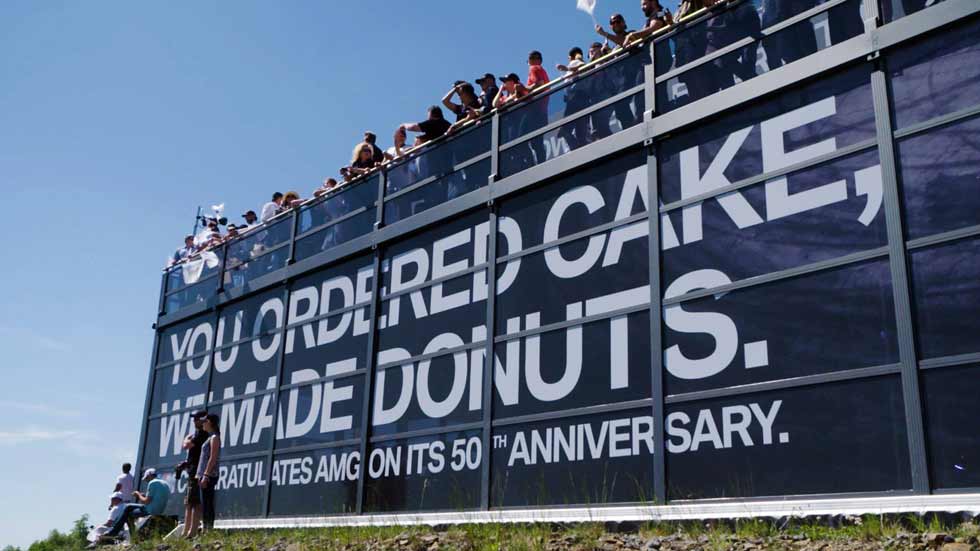 BMW M “felicita” con donuts los 50 años de Mercedes – AMG