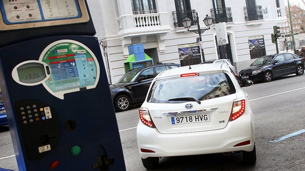 Aparcamiento regulado en Madrid: tasas por emisiones y por tiempo real