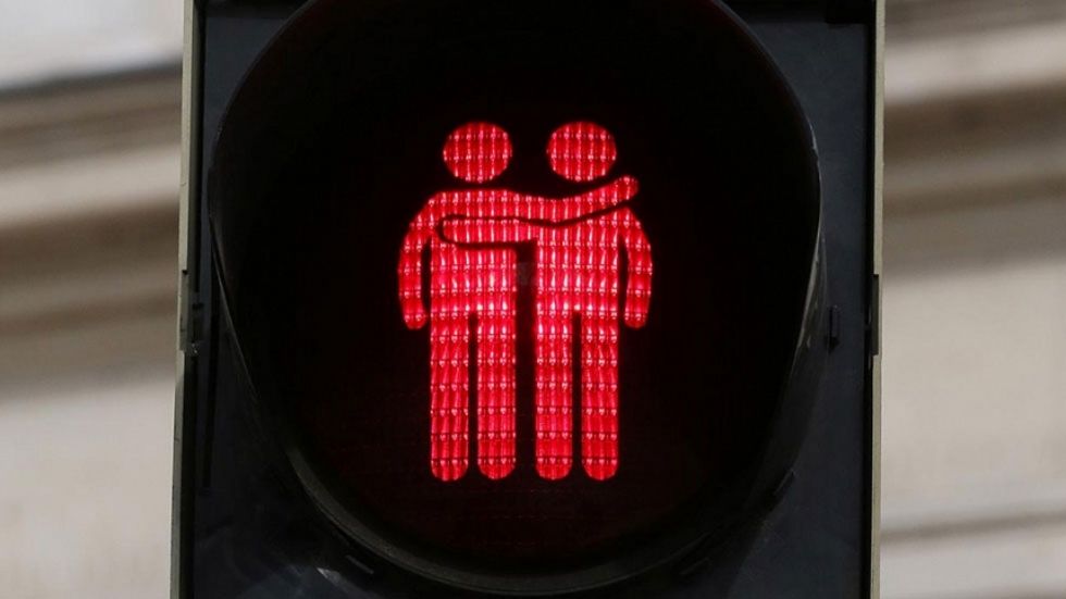 Madrid instala por sorpresa semáforos con iconos “gays”